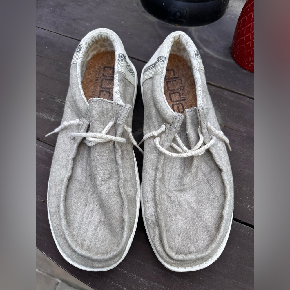 Hey dudes size 10 in women’s and 9 in men’s